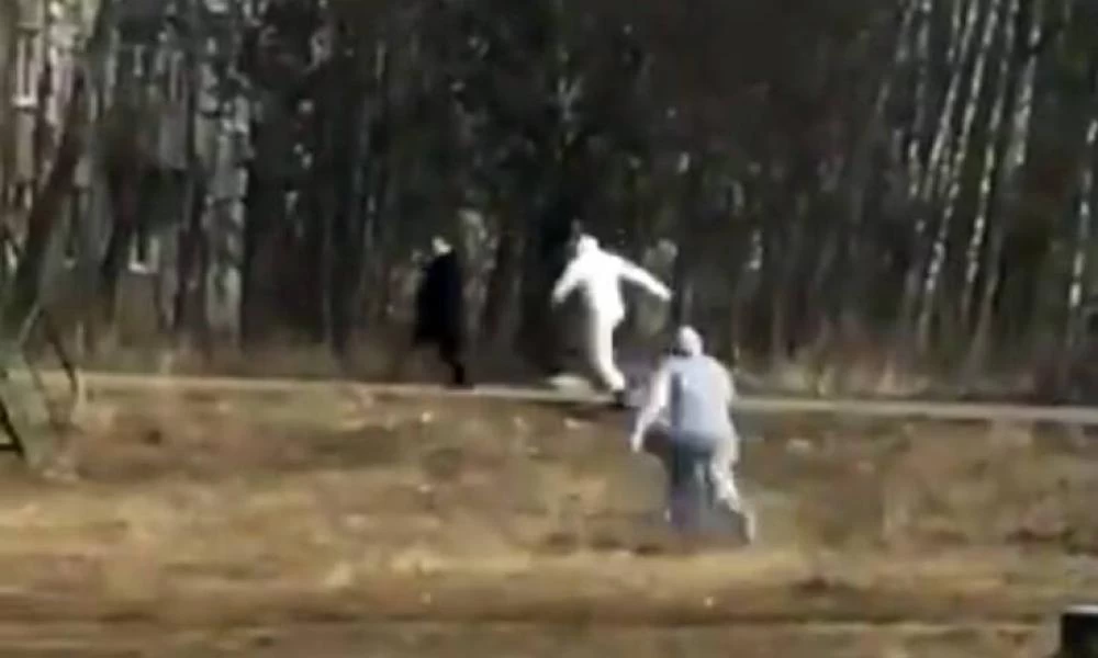 Βίντεο με «ύποπτο» για κορονοϊό που τρέχει να ξεφύγει από το προσωπικό ασθενοφόρου